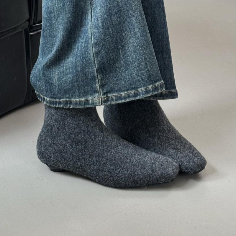 

Coarse heel woolen square head velvet short boots women s 2025 autumn and winter temperament thin boots gray short boots medium heel fashion boots 40