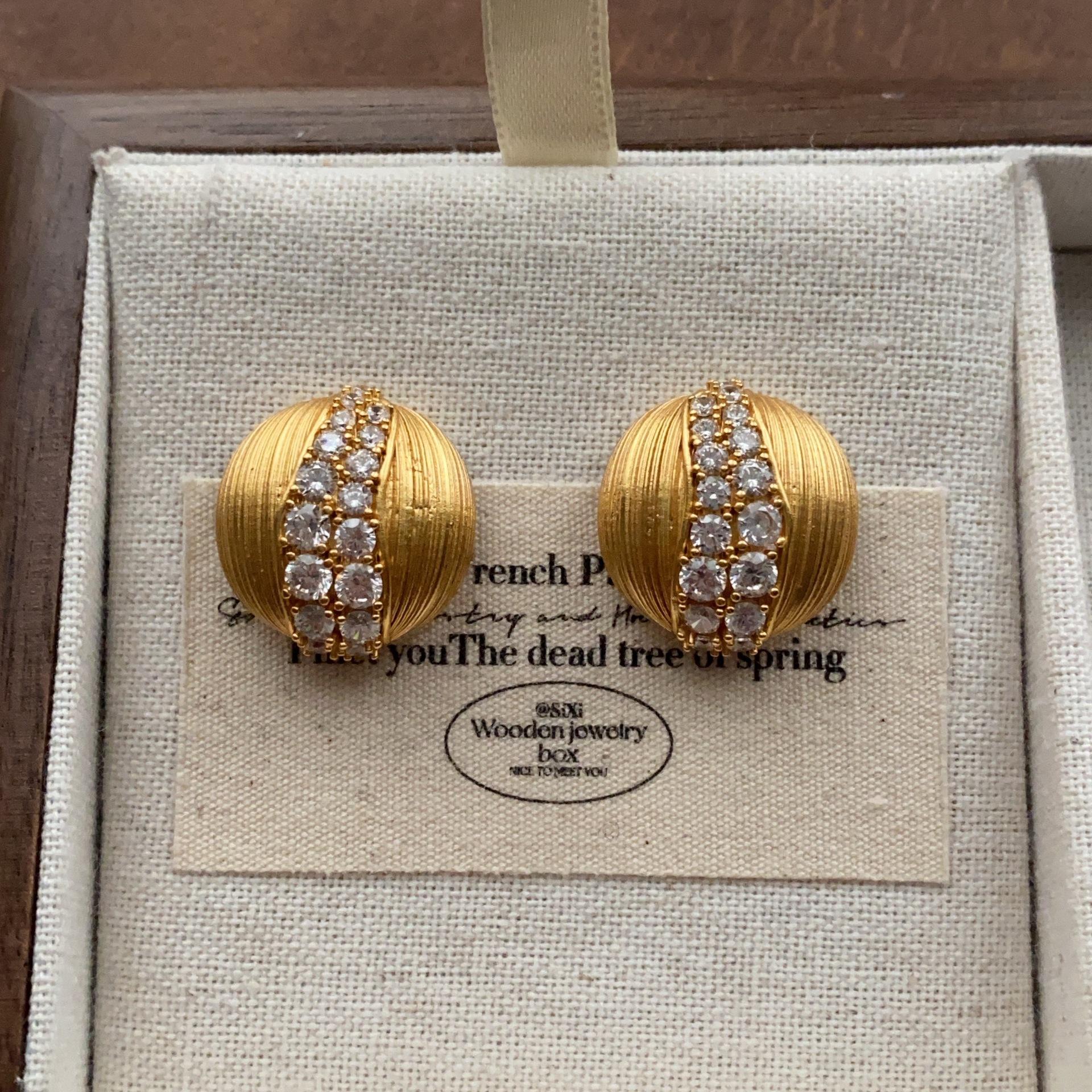 Full round stud earrings, zircon brushed craftsmanship, advanced temperament, exquisite retro earrings.