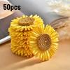 50 Stück Künstliche Gänseblümchen & Sonnenblumen 4 Farben Natürliches Raffia-Material DIY Basteln Hochzeit Haarschleier Tischmittelstück Dekoration