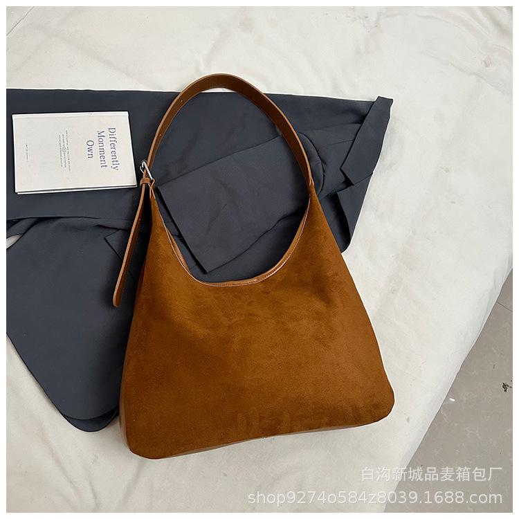 

Simple retro bag women s large capacity 2025 autumn and winter fashion shoulder bag college student class bag commuter tote bag коричневый