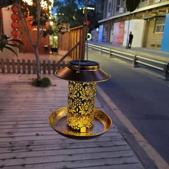 Alimentador de pássaros suspenso ao ar livre com luz solar, padrão oco, design à prova d'água, anti-ferrugem, suporte de comida de beija-flor, lanterna de jardim