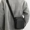 Borsa a tracolla messenger verticale da uomo con motivo litchi