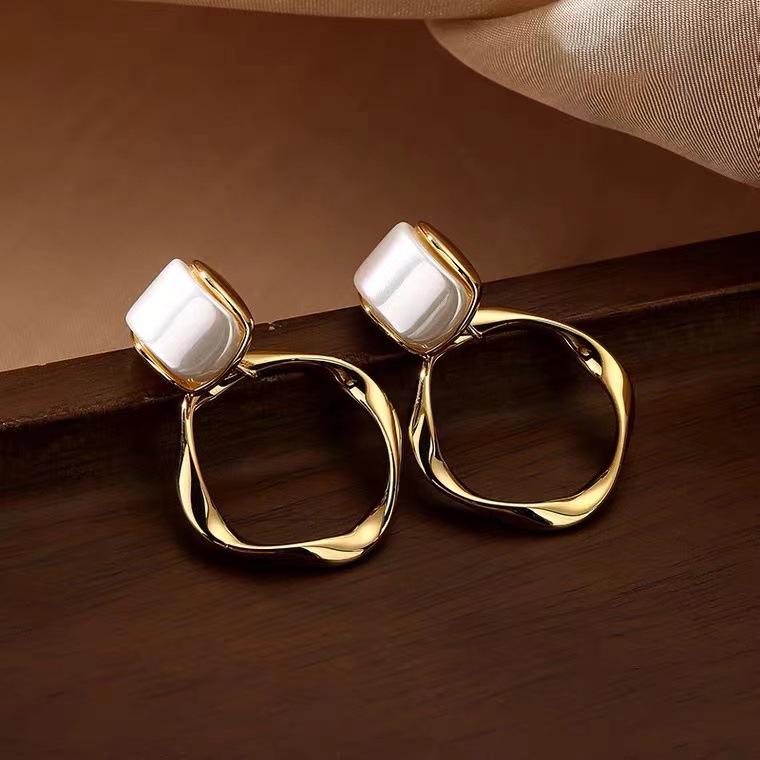S952 Серебряная Игла Дондэмун Сплав Кольца Серьги: Стильные个性 серьги-гвоздики для женщин - Крутые, Преувеличенные, Стиль с характером.