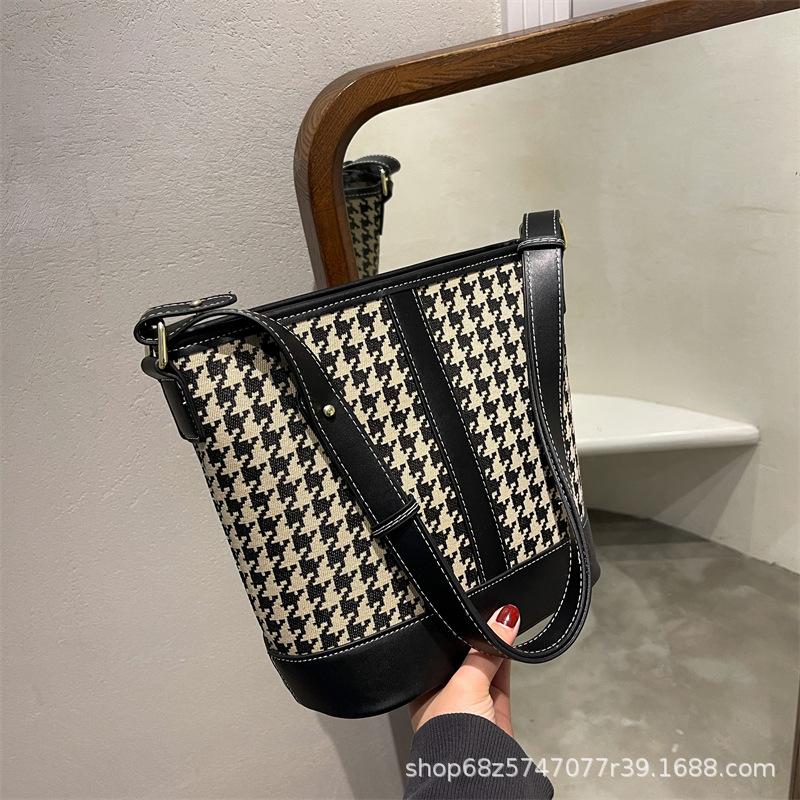 Niche design portable thousand bird grid bucket bag women s autumn 2025 new Korean version ins fashion shoulder messenger bag