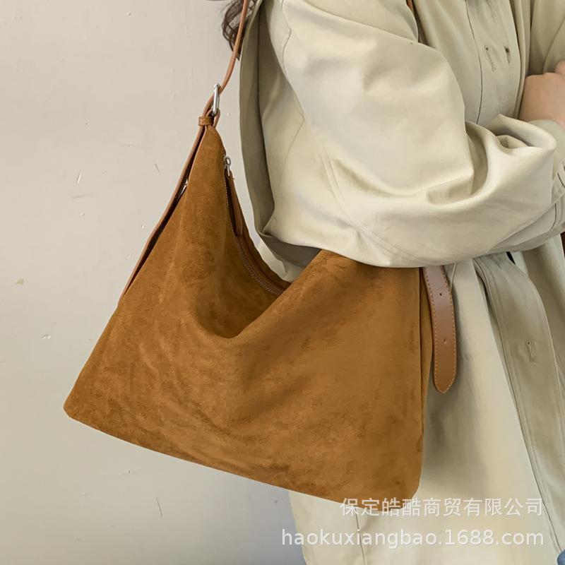 This year's popular bag women's large-capacity 2025 new autumn and winter versatile retro shoulder messenger bag bucket bag