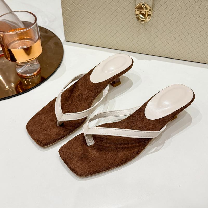 Mode Neue Sommermode Niedriger Absatz Flip-Flop Prägnante Eckige Zehenklemme Damen Hausschuhe Elegante Kleider Pantoletten