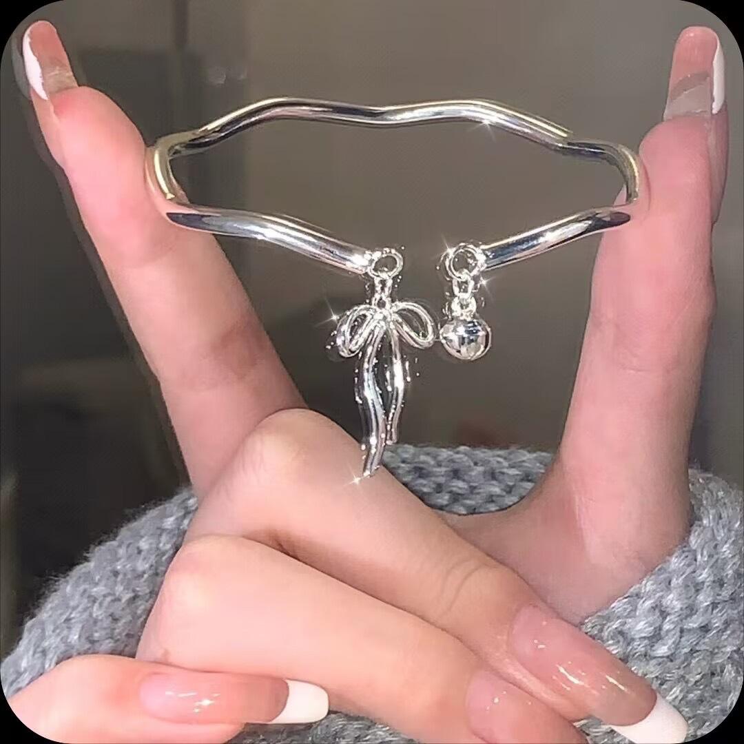The Möbius Ring Is a Princess Escape Bracelet with a Bow And Bell, Adjustable for Friends, Showcasing Elegant Jewelry 01