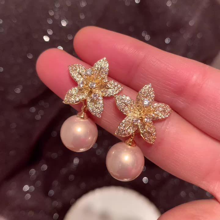 2025 Elegant Lightweight Pearl Flower Stud Earrings for Women
