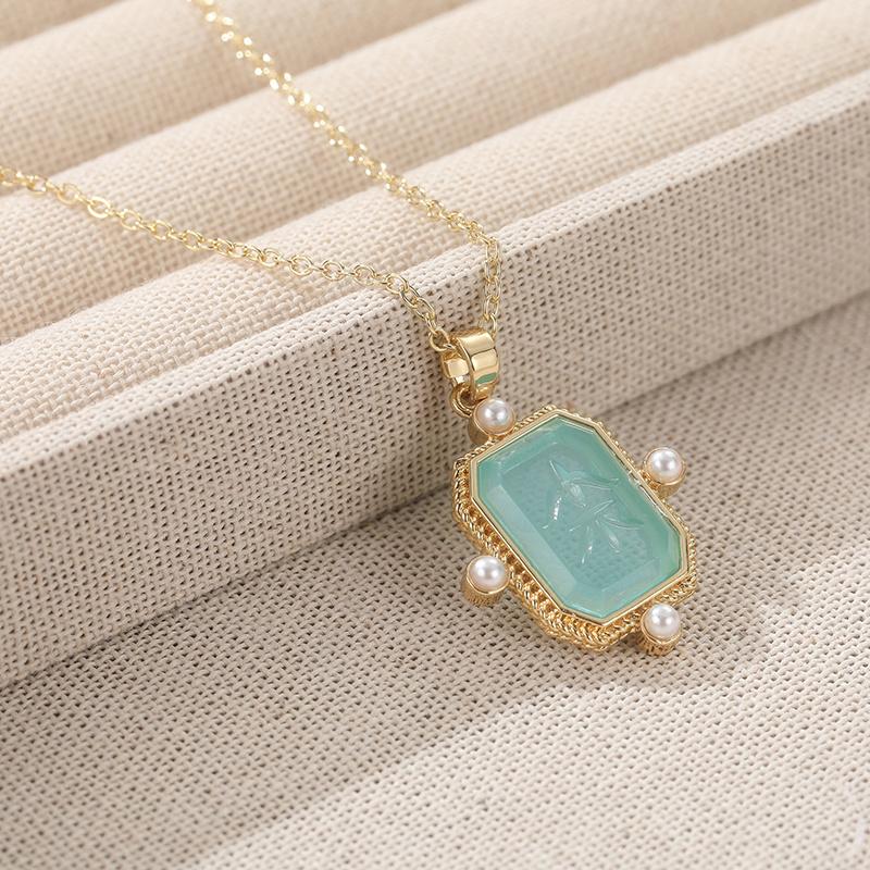 Exquisite and Elegant Square Pendant Necklace, Women's Retro Imitation Pearl Jewelry, Perfect Family Christmas Gift