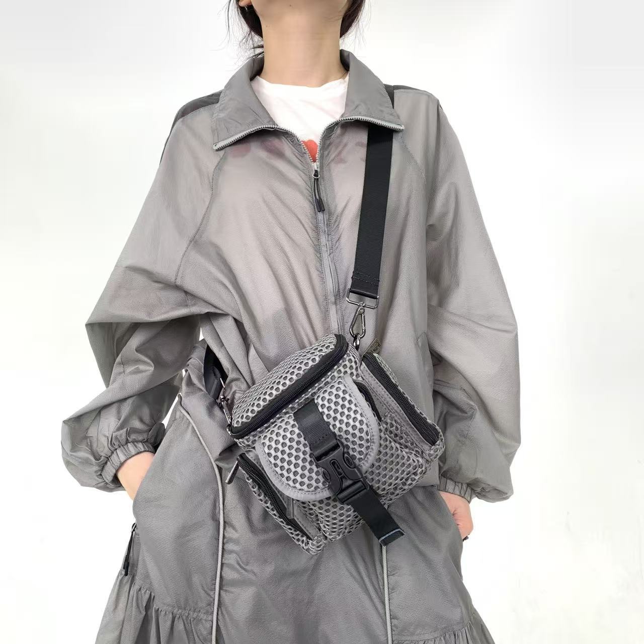 

Fashionable and Lightweight Mini Multi Compartment Crossbody Bag with Simple Buckle Strap Shoulder Bag сірий колір