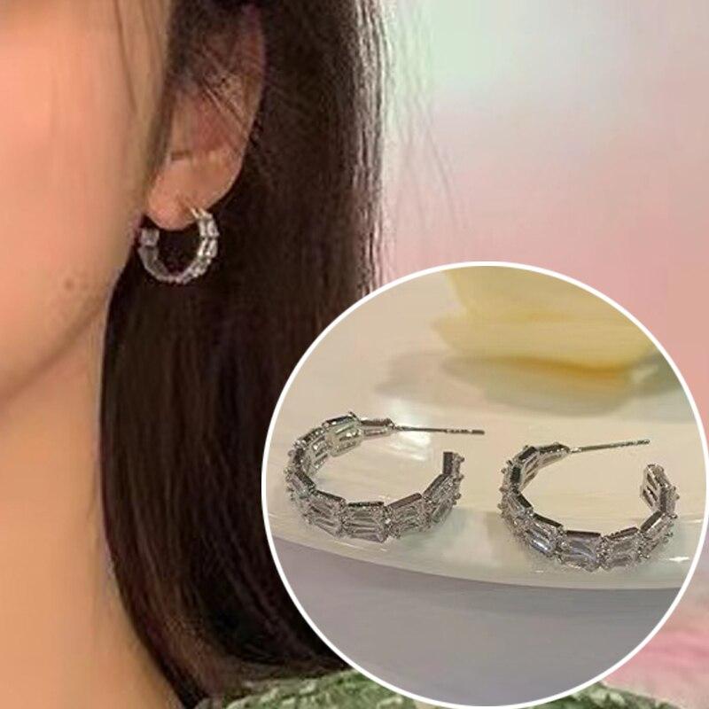 

Корейские блестящие ювелирные изделия с кубическим цирконием, серьги-гвоздики для женщин, серьги в форме буквы C, эффектные ювелирные изделия