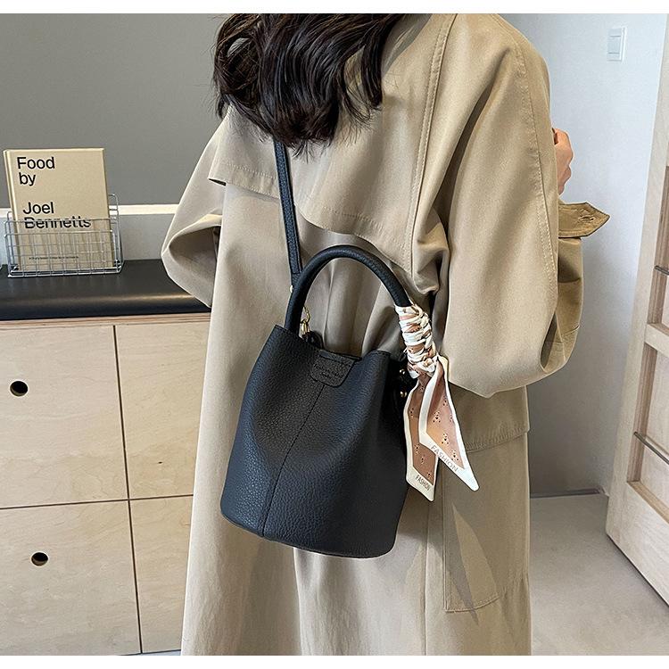 Women's Retro Black Crossbody Bucket Bag - Versatile for Autumn and Winter