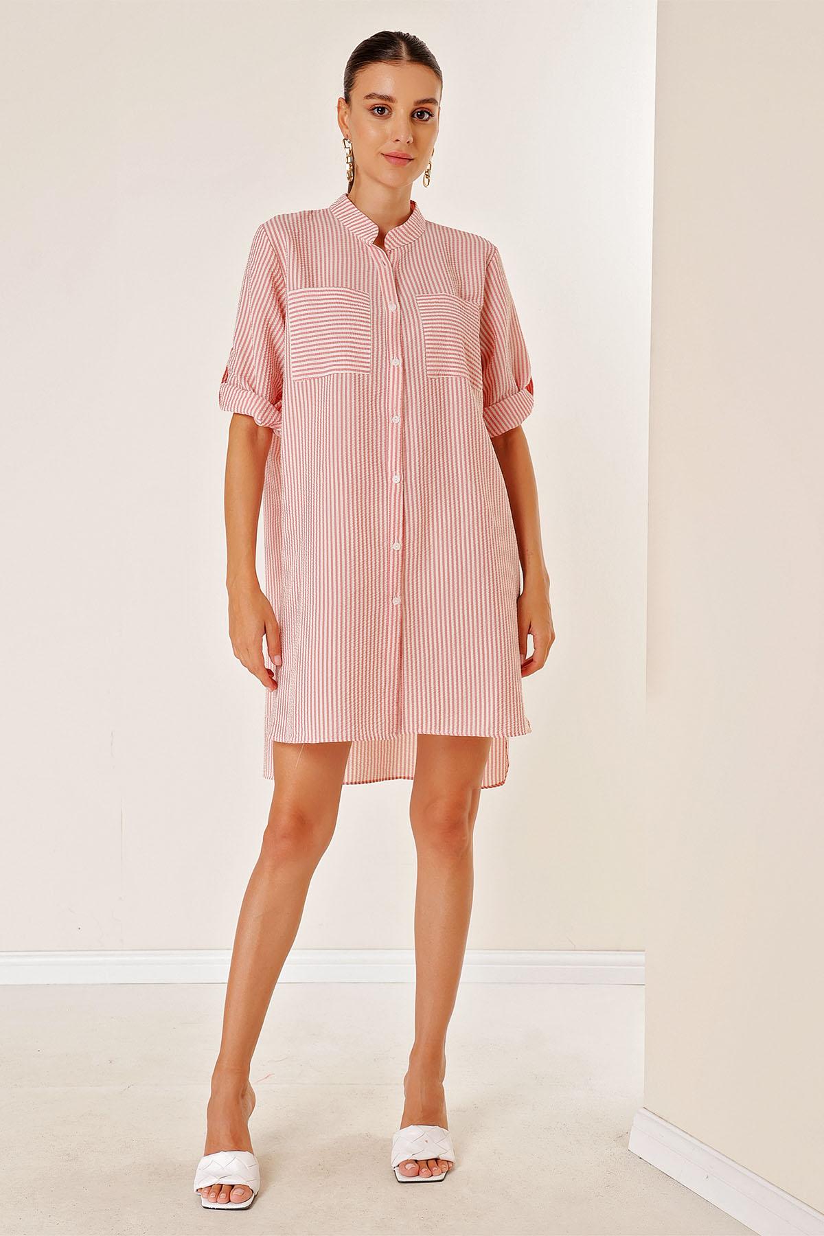 

Платье из жатого хлопка с двойным карманом спереди и короткой спиной, в длинную продольную полоску с короткими рукавами