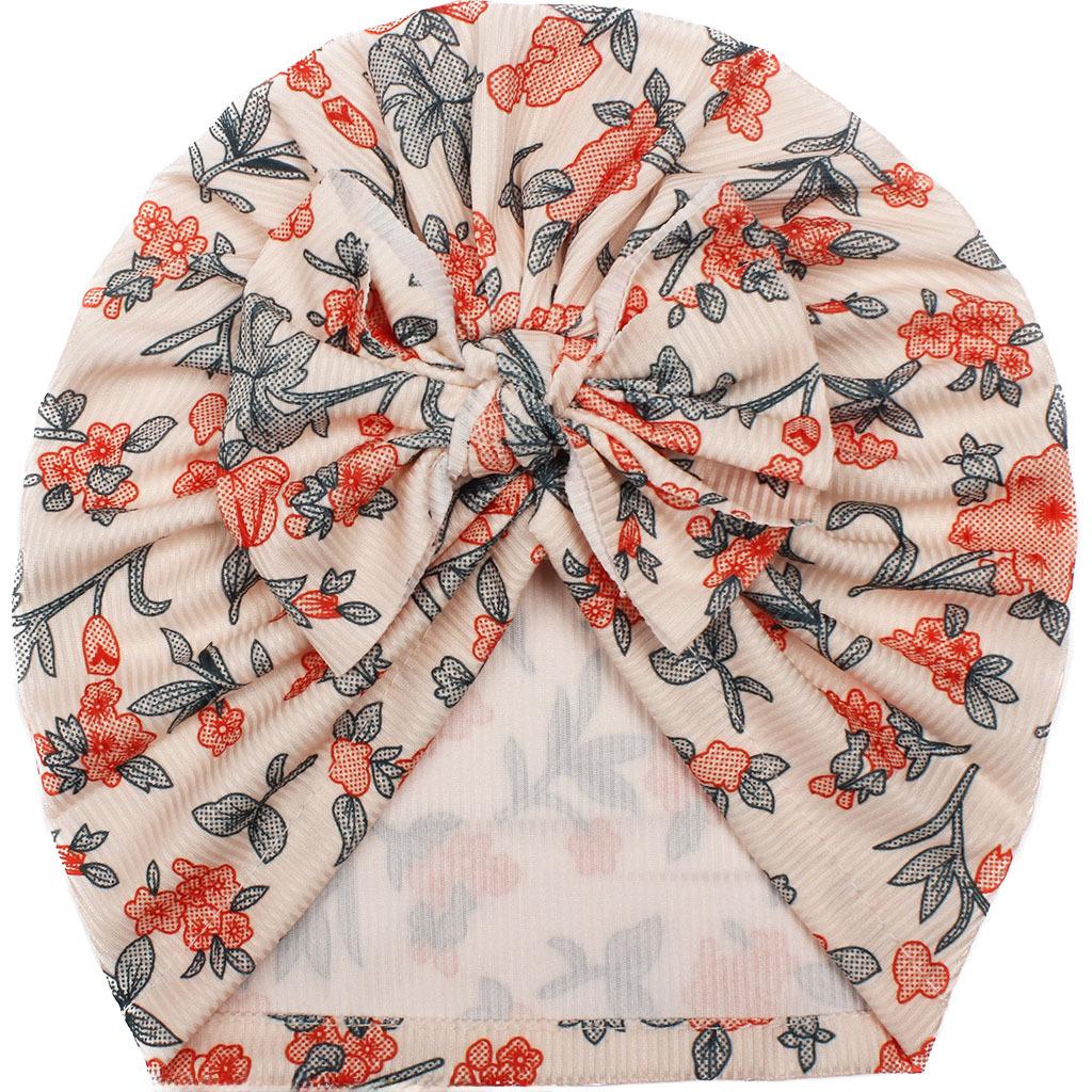 Sommerliche Babymütze mit Schleife und kreativem Aufdruck