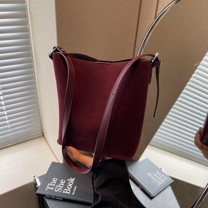 Premium retro matte bucket bag women's autumn and winter new fashion casual shoulder bag commuter messenger bag