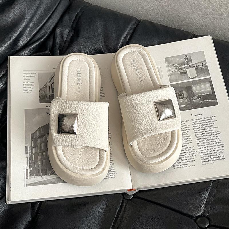 Small thick-soled heightening slippers are comfortable and breathable for women's summer wear 2025 new beach one-word cool slippers