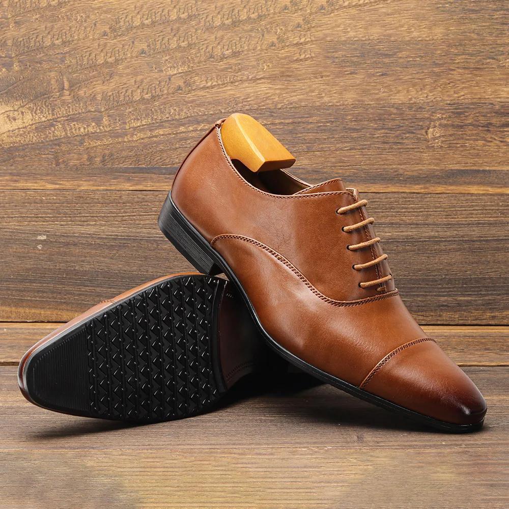 Neue Herren-Kleiderschuhe Spitz zulaufend Retro Designer Leder Freizeitschuhe Mode Hochzeitsschuhe