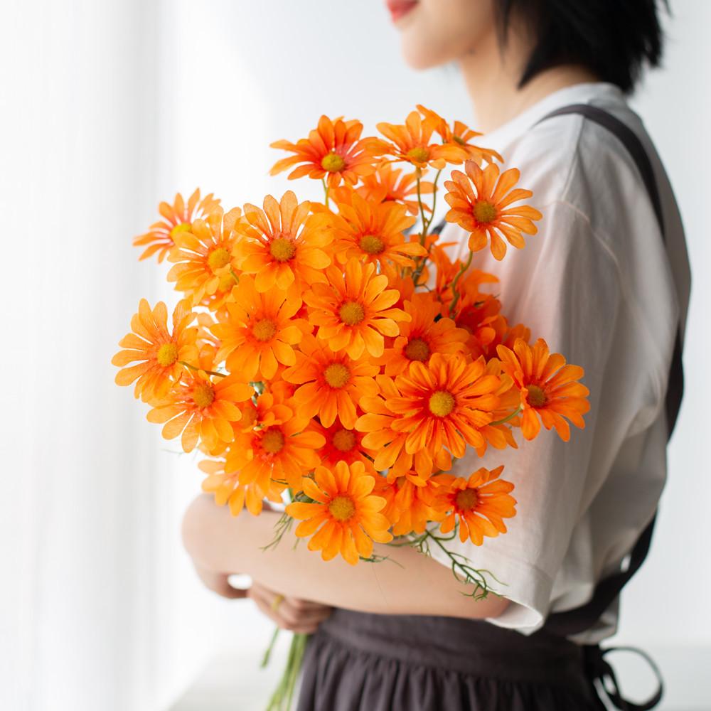 Искусственный букет ромашек для домашнего декора и фотореквизита