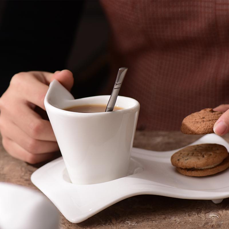 Europäisches Wellenporzellan Kaffeetasse & Untertasse Set Weiße Keramik 90ml/130ml/200ml300ml Kaffeetasse Frühstück Dessertbecher Heimdekoration