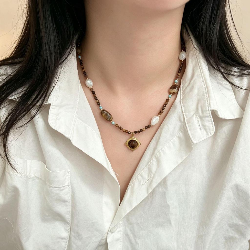 Bohemian Titanium Steel Clavicle Necklace - Maillard-Style Retro Design for Women, Light Luxury Autumn/Winter Accessory