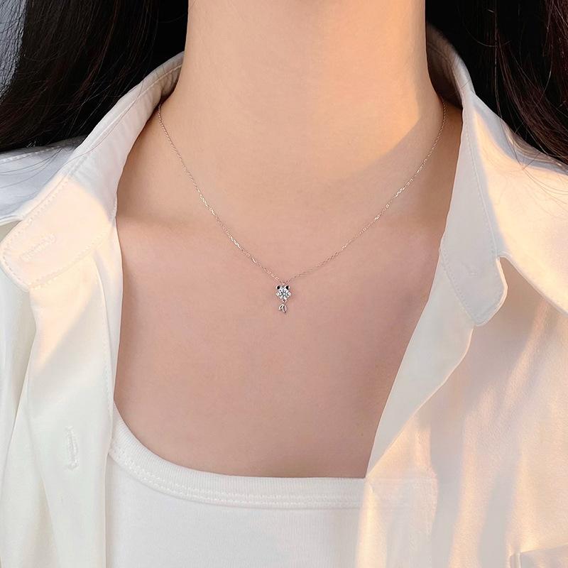 Collier Exquis et Frais Poisson Rouge pour Femmes, Luxe Léger et Petit, Chaîne Ras du Cou Design Haut de Gamme