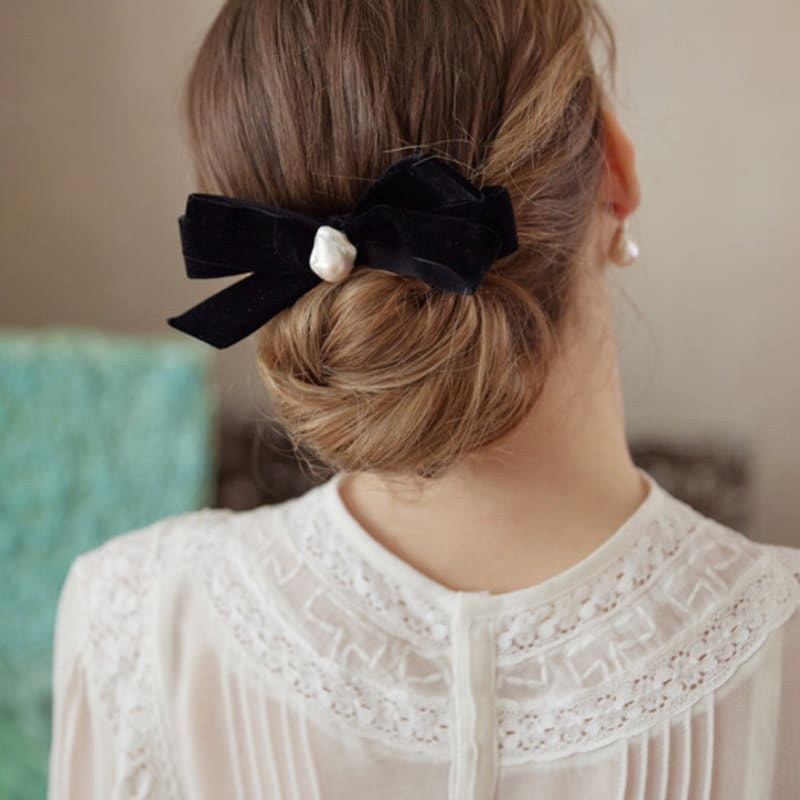 

of Lavishe Lavis Baroque Pearl Bow Pin Black