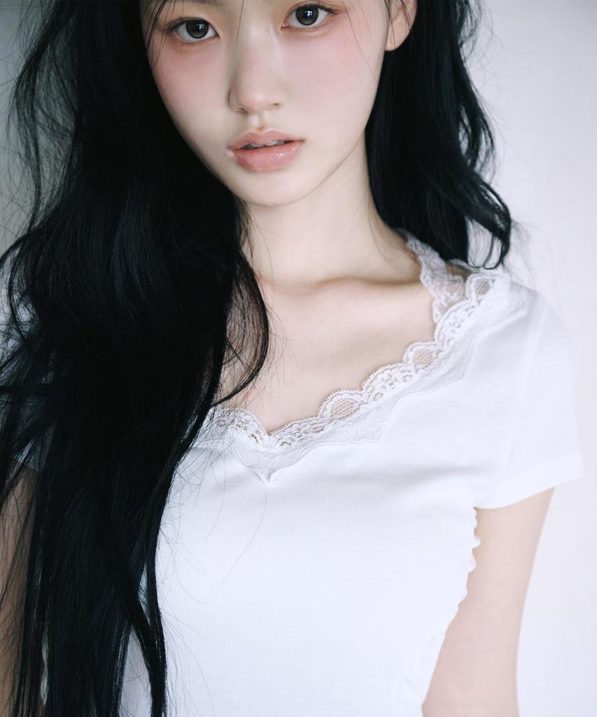Leijeumiya Lily Halterneck Lace Top [White]