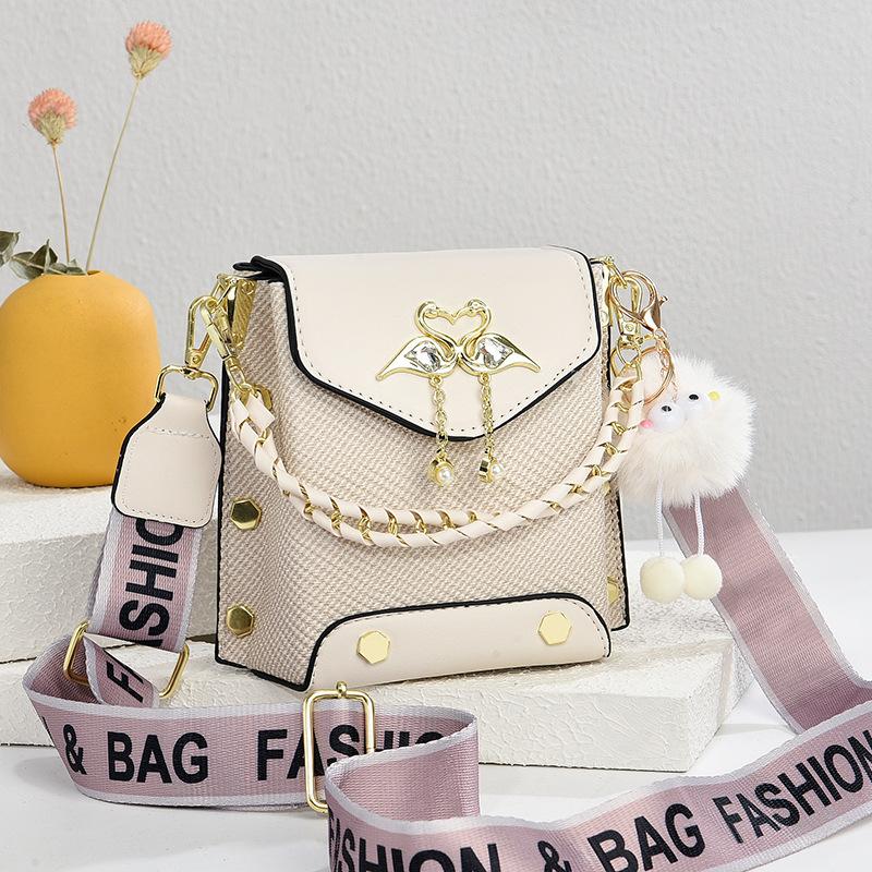 Summer versatile texture women's messenger bag light women's bag bag women's 2025 new trendy shoulder bag soft leather bag
