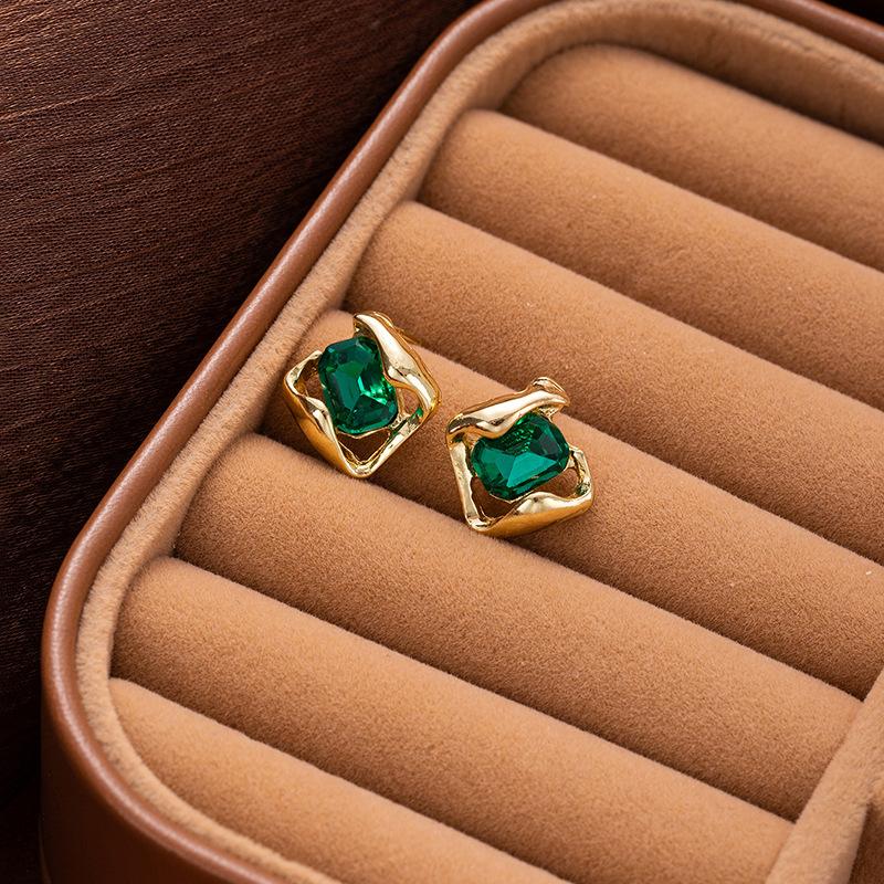 Retro Hollow High-End Green Crystal Stud Earrings, Unique Design Imitation Silver Needle Earrings, Light Luxury High-End Earrings