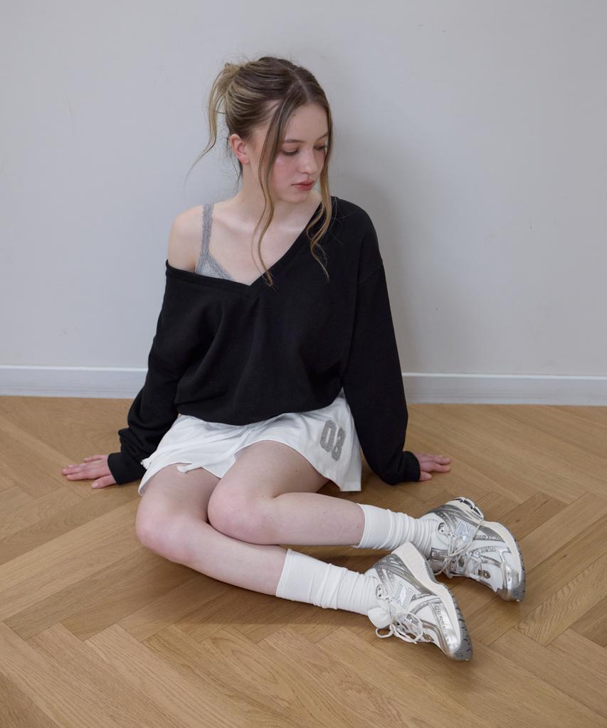 Rosefranz Deep V-Neck Sweatshirt [Black]