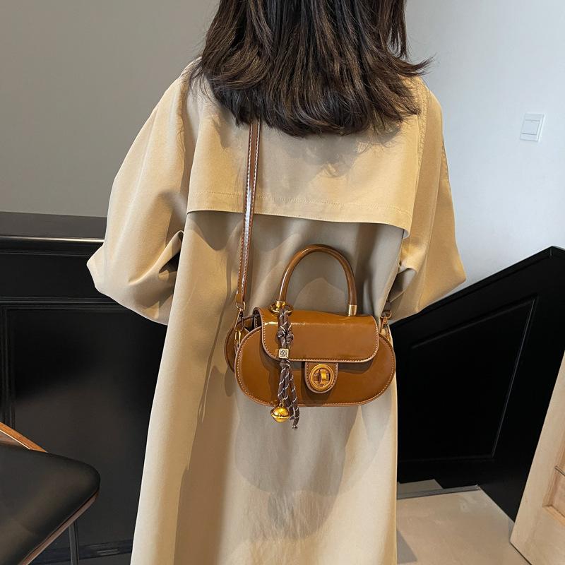 Retro high-end portable small bag women's bag 2025 new simple small square bag versatile shoulder messenger bag