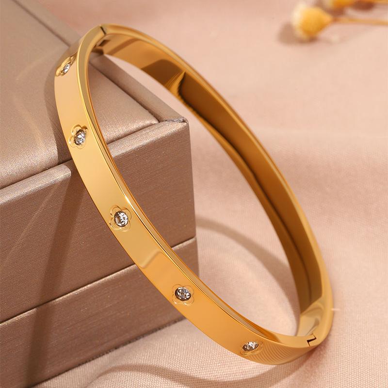 Hot-selling titanium steel bracelet, girls' high-end sense of fashion, popular light luxury in Europe and the United States, Gypsy star love diamond