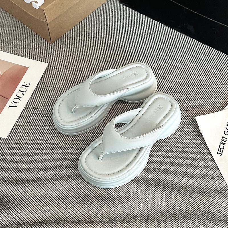 Zehentrenner Damen Sommer 2025 neu Oberbekleidung Dicksohlige Mode Outdoor Rutschfest Strand Sandalen Kneifpantoletten