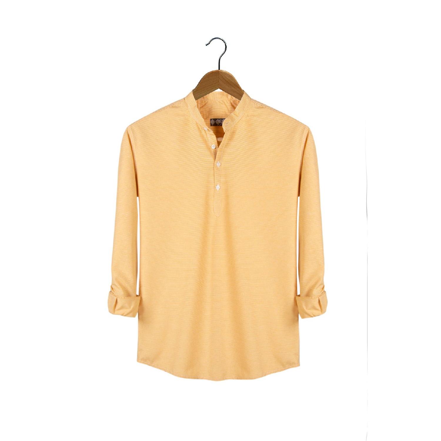 

Мужская желтая рубашка с длинным рукавом и воротником с рисунком