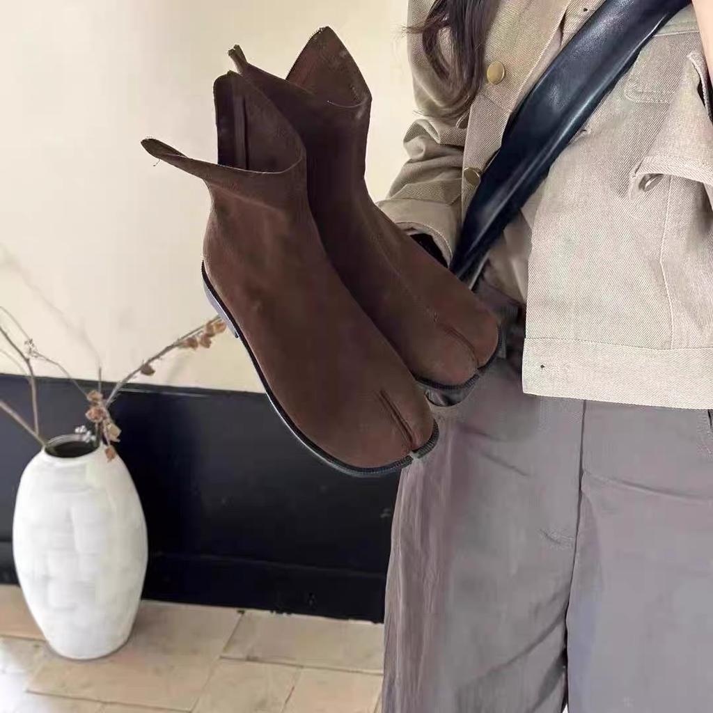Koreanische Version von Nische Schweinsfüße Split-Toe Kurzstiefel Damen 2025 neu Herbst und Winter vielseitige flache Chelsea Boots Martin Stiefel