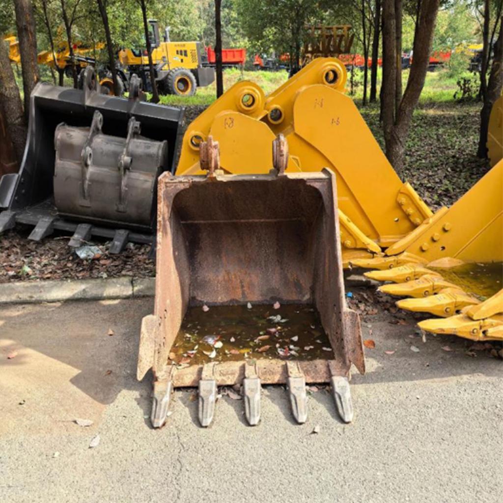 4 Set Excavator Bucket Teeth Tractor Bucket Teeth with Screws Nuts for Backhoe Hard Soil Farm Construction
