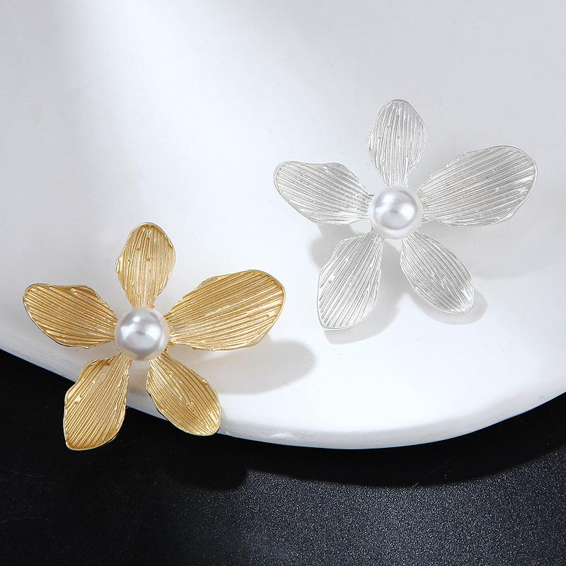 Retro Five-petal Flower Brooch Pearl Corsage Elegant Retro Matte Gold Plating Flower Pins Clothes Accessories Long-Lasting Color Exquisite Brooch Gift