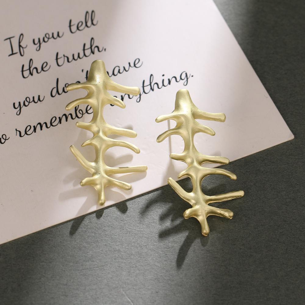 Boucles d'oreilles géométriques dorées creuses exagérées rétro créatives simples Personnalité féminine Boucles d'oreilles géométriques pour fille