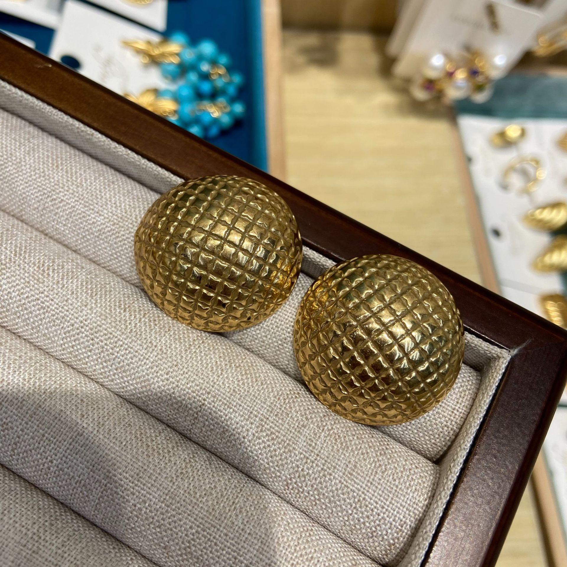 Cold Wind Earrings Russian Gold Plaid Semi-Round Spherical Stud Earrings Glossy Retro Banquet Wind Earrings