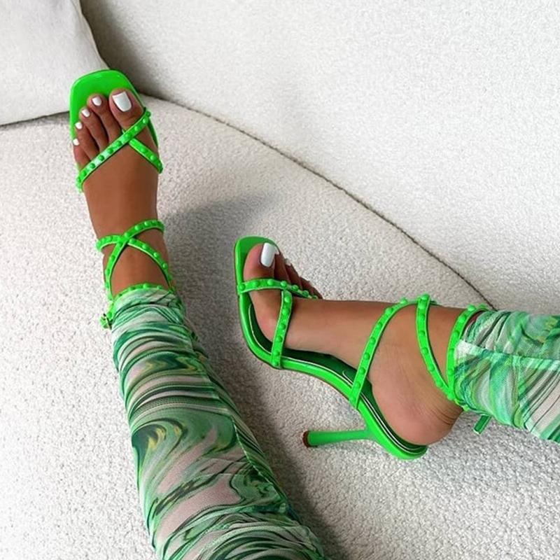 

Элегантные женские вечерние свадебные туфли, осенние уличные стильные сандалии-гладиаторы с узкими ремешками, зеленые туфли на каблуке с квадратным носком и пряжкой на щиколотке