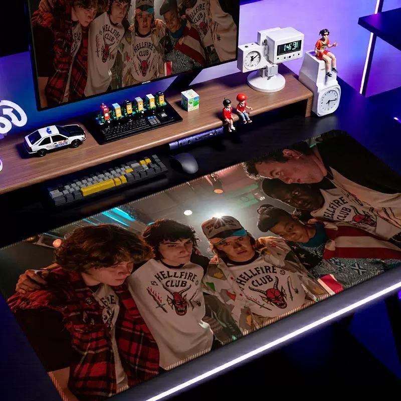 Neues High-Definition-Druck Stranger Things Leder-Mauspad Übergröße Film-Ausschnitt Schreibtischunterlage für Wohnheim E-Sport Anti-Rutsch-Maus-Tastatur-Pad Tischmatte