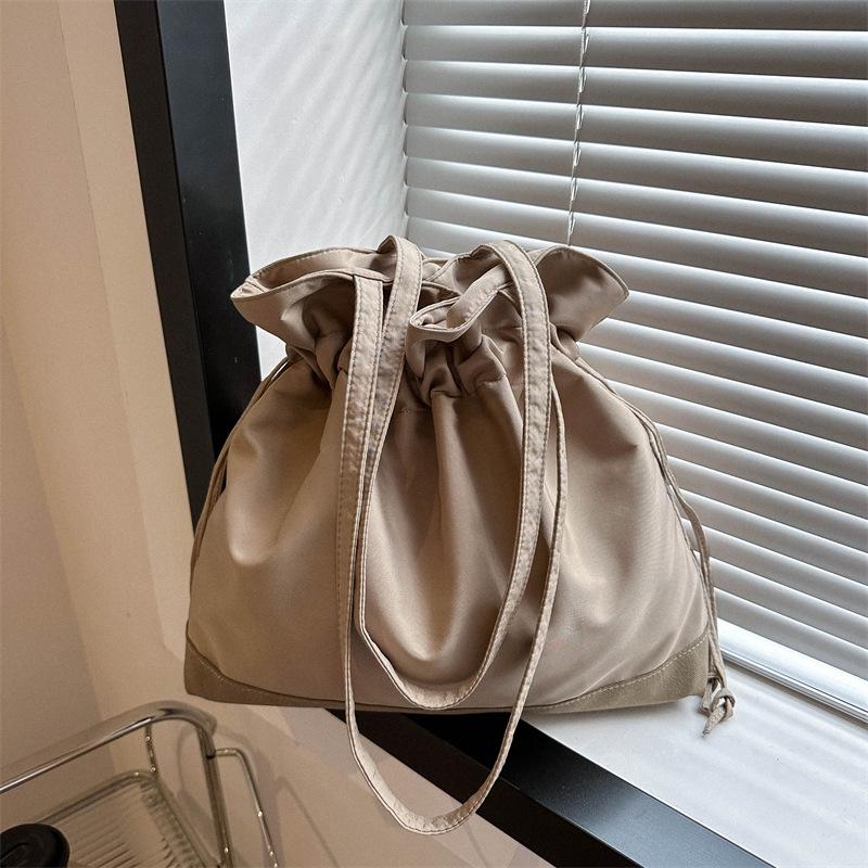 

2023 Японская нейлоновая большая сумка-тоут: Ленивый стиль Женская мода Сумка-ведро на шнурке через плечо хаки