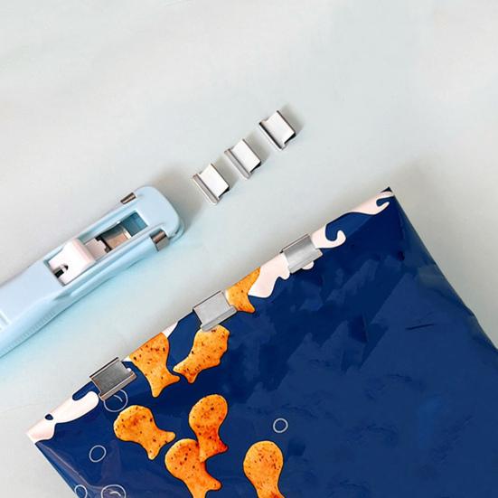 Tlačná sešívačka 50 sešívacích svorek Kapacita 40 listů Pevné uchycení Opakovaně použitelné stolní dokumenty Zásobník na papír s upínacími svorkami Školní potřeby