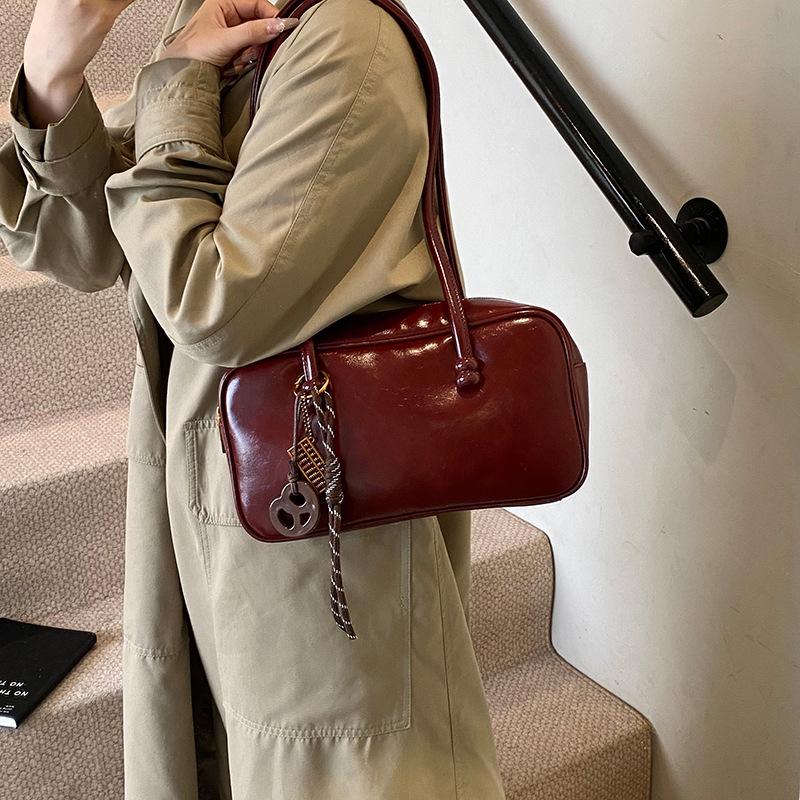 

Premium retro oil wax leather bag women s 2025 new autumn and winter commuter shoulder underarm bag portable Boston bag 30.5*9.5*16.5