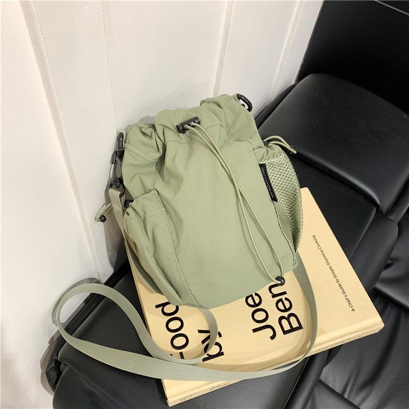 Niche design sense drawstring bucket bag outdoor sports leisure fashion versatile bag messenger bag women