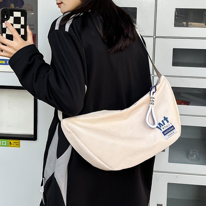 

Gangfeng neutral locomotive ins dumpling satchel men s and women s simple shoulder messenger bag with pendant белый