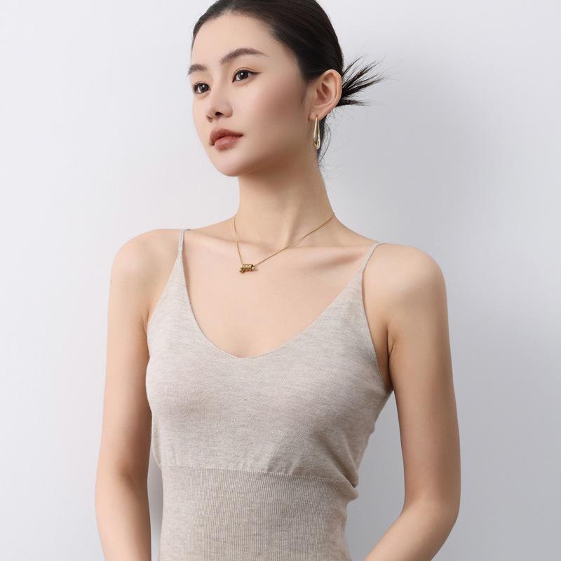 

Женская майка на тонких бретелях прилегающего силуэта с V-образным вырезом из немецкой пряжи: Универсальный вязаный жилет для весны/лета Small верблюд