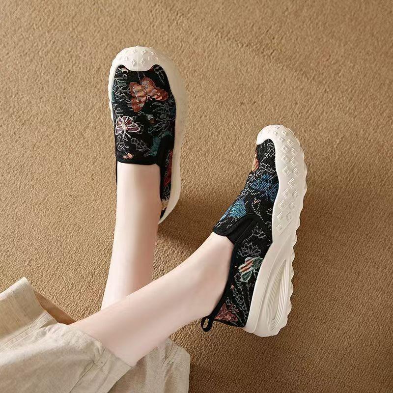 Damen stinkender Schuh: Ein Fuß in lässige Lederschuhe oder Stoffschuhe stecken.