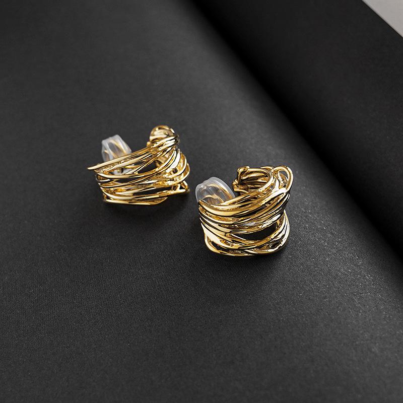 

Серьги-клипсы с морщинистой текстурой — нестандартный, преувеличенный дизайн для женщин