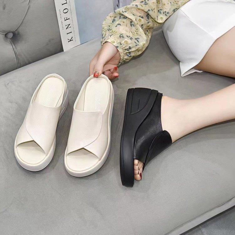 New Soft Leather Non-slip and Wear-resistant Mother Slippers Women's Summer 2025 Waterproof Platform Thick Bottom Fashion Outer Sandals